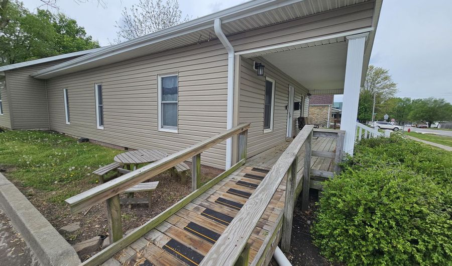 308 W Church St, Aurora, MO 65605 - 0 Beds, 1 Bath