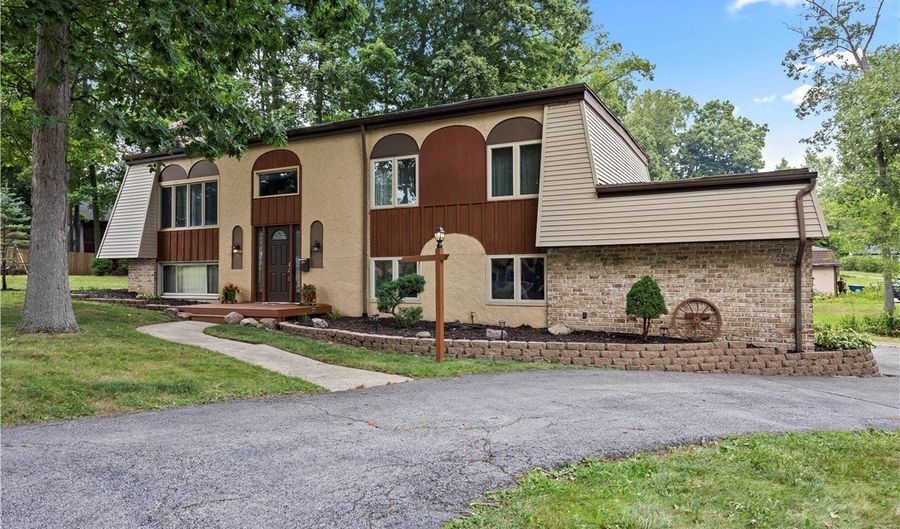 823 Willow Hollow Ct, Amherst, OH 44001 - 5 Beds, 3 Bath