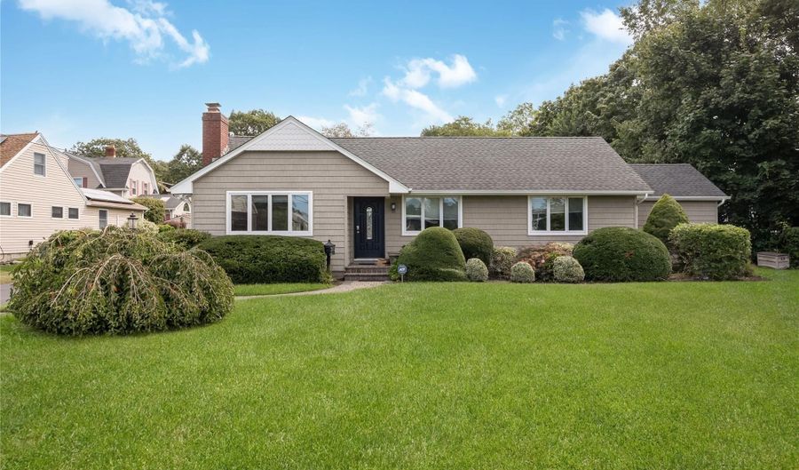 18 Central Ave, Amityville, NY 11701 - 3 Beds, 2 Bath