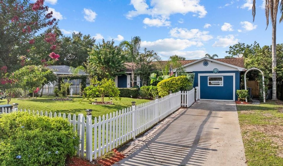 1131 CARLSON Dr, Orlando, FL 32804 - 4 Beds, 2 Bath