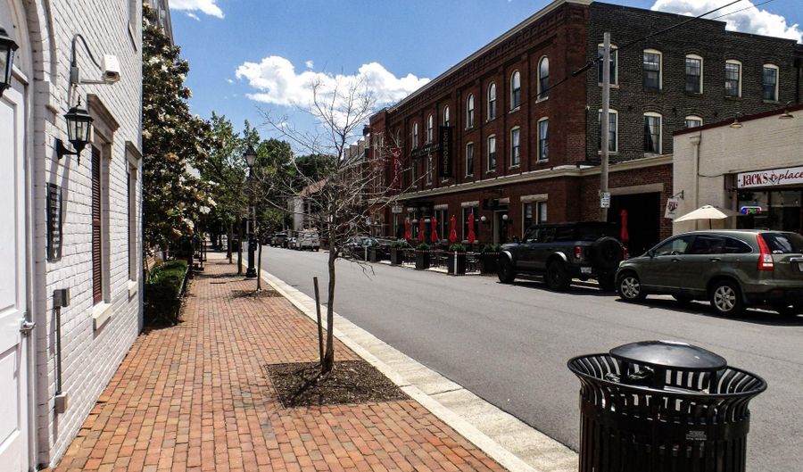 8382 BROCKHAM Dr F, Alexandria, VA 22309 - 2 Beds, 2 Bath