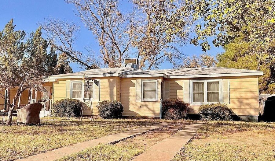 208 Vine St, Carlsbad, NM 88220 - 4 Beds, 2 Bath