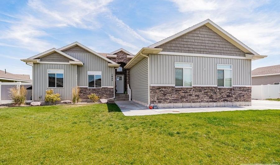 1043 Diamond Dr, Ammon, ID 83406 - 6 Beds, 3 Bath