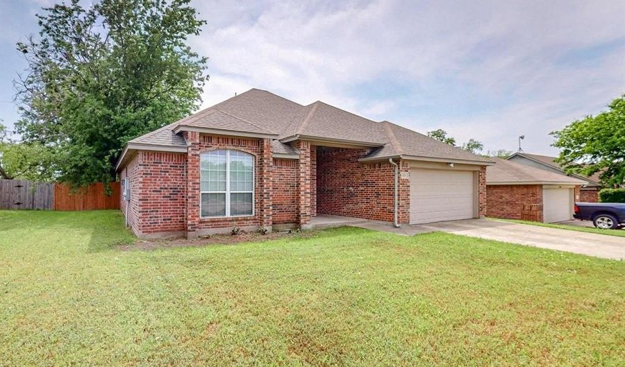 521 Smyth St, Aledo, TX 76008 - 3 Beds, 2 Bath