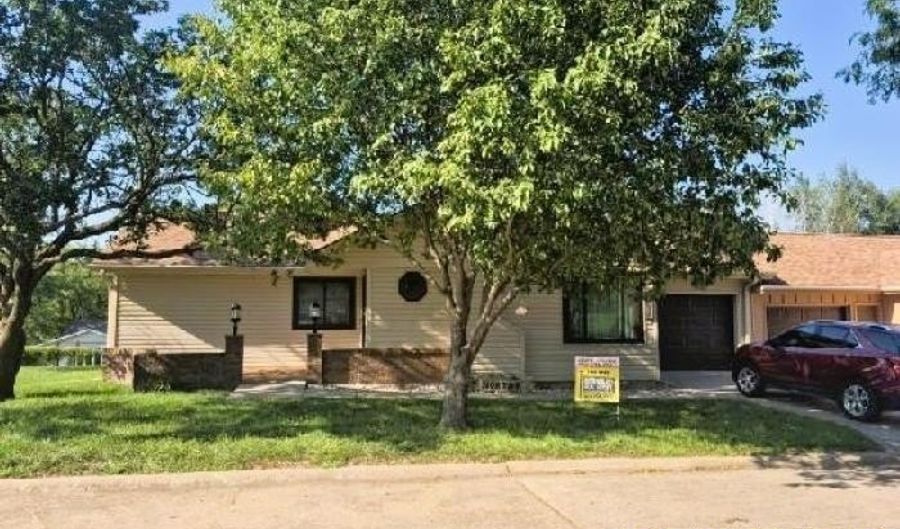 1614 17th St, Auburn, NE 68305 - 2 Beds, 2 Bath