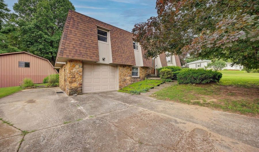 600 Forest Dr, Bloomfield, IN 47424 - 3 Beds, 3 Bath
