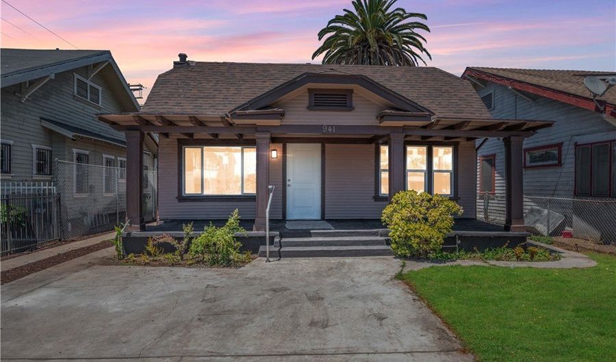 941 W 55th St, Los Angeles, CA 90037 - 3 Beds, 2 Bath