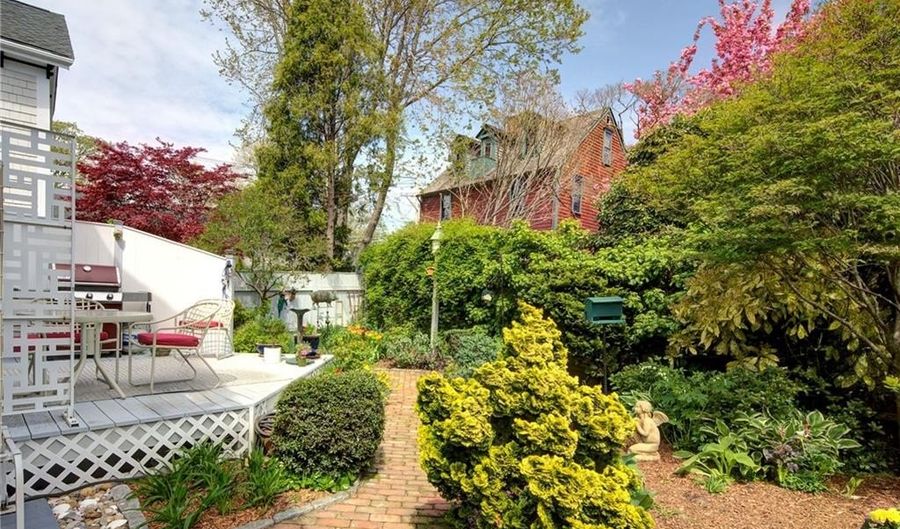 15 Cross St, Newport, RI 02840 - 3 Beds, 3 Bath