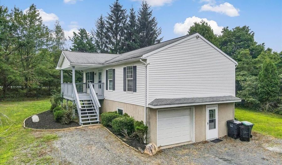 1842 Glacier Dr, Blakeslee, PA 18610 - 3 Beds, 2 Bath