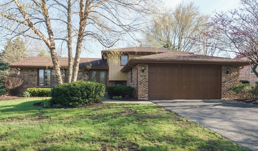 16 W700 Fern St, Willowbrook, IL 60527 - 3 Beds, 3 Bath