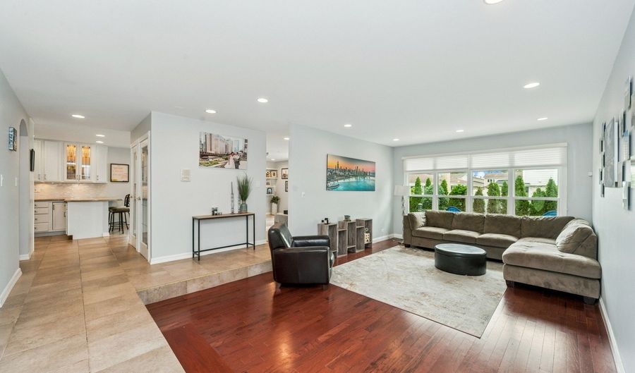 18 W Appletree Ln, Arlington Heights, IL 60004 - 3 Beds, 3 Bath