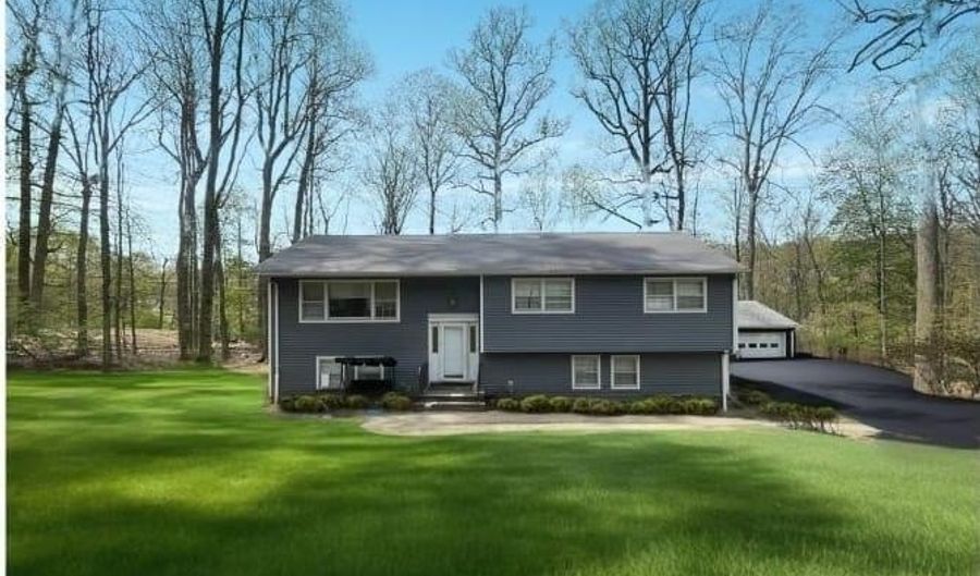 8 Dawn Ln, Airmont, NY 10901 - 5 Beds, 2 Bath