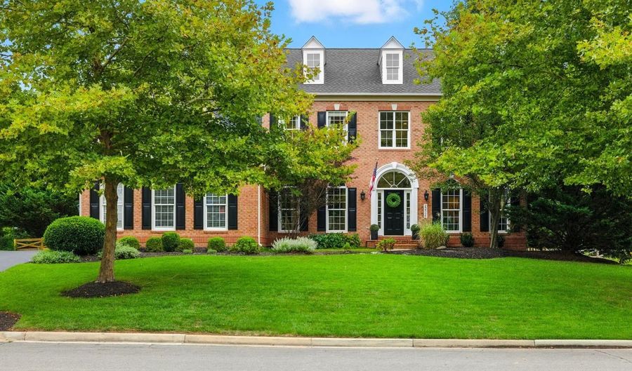 22530 FOREST RUN Dr, Ashburn, VA 20148 - 5 Beds, 5 Bath