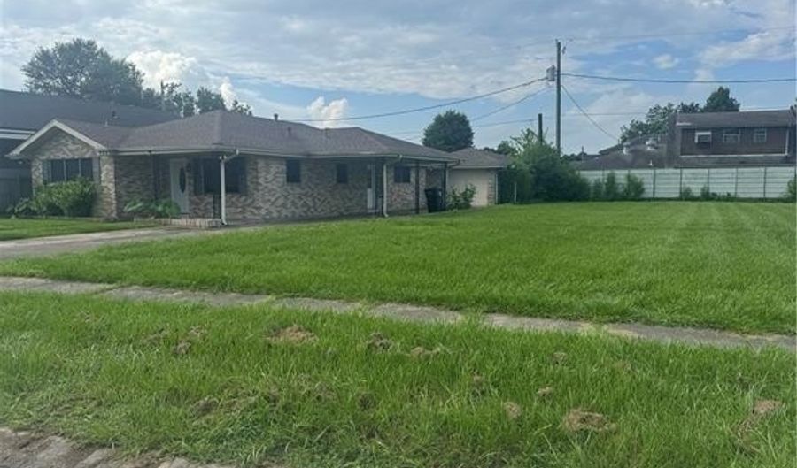 324 CHINCHILLA Dr, Arabi, LA 70032 - 3 Beds, 2 Bath