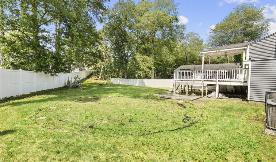 170 Red Oak Rd, Bridgeport, CT 06606 - 5 Beds, 3 Bath