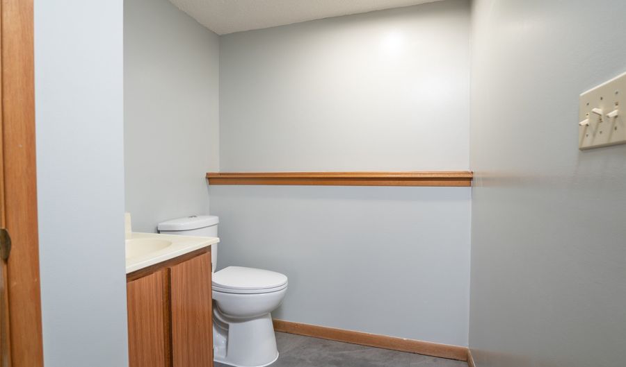 1005 6th St NW, Altoona, IA 50009 - 3 Beds, 2 Bath