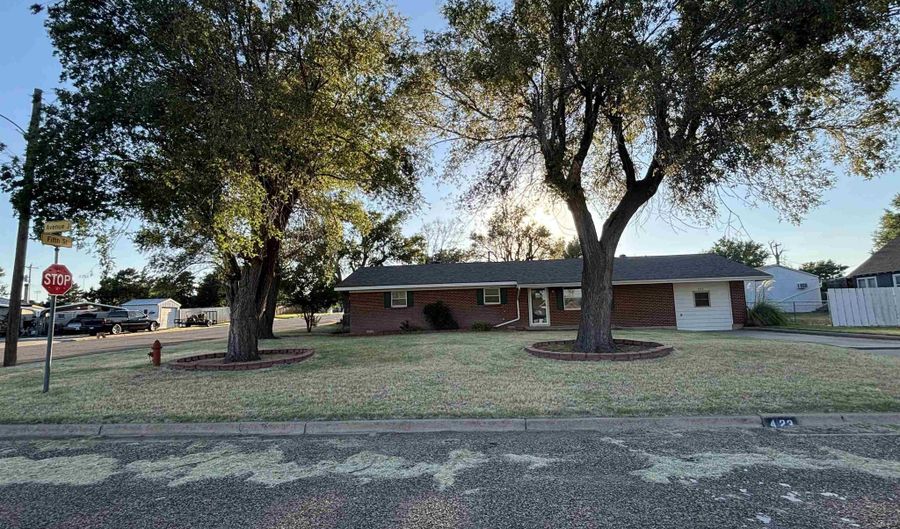 423 Ave J, Beaver, OK 73932 - 4 Beds, 2 Bath