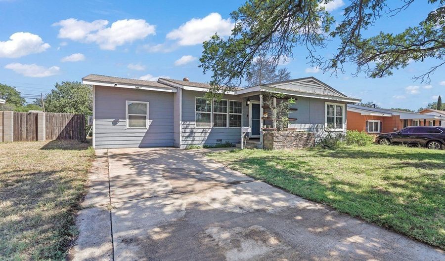 906 NW 9th St, Andrews, TX 79714 - 4 Beds, 1 Bath