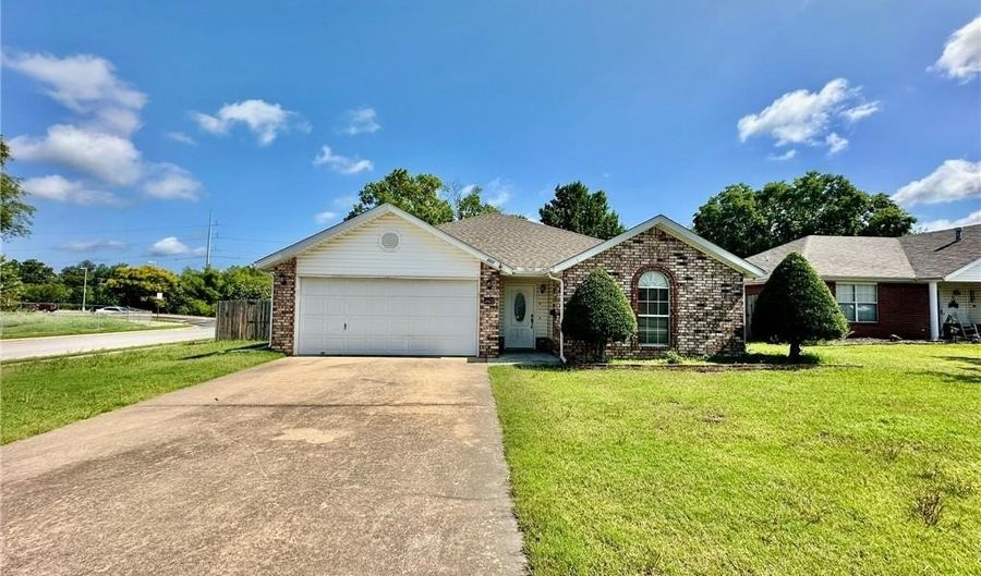 801 Jon Dr, Bentonville, AR 72712 - 3 Beds, 2 Bath