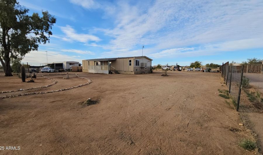 26700 S GRANDVIEW Dr, Congress, AZ 85332 - 2 Beds, 2 Bath