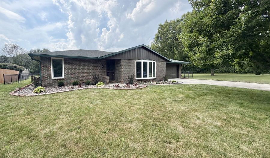1007 Parkway Dr, Anderson, IN 46012 - 4 Beds, 2 Bath