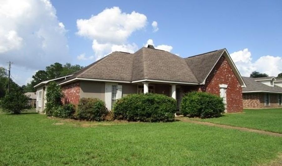 429 HIGHPOINT Dr, Alexandria, LA 71303 - 4 Beds, 3 Bath