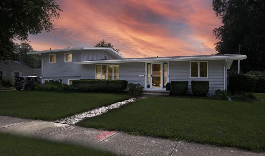 1707 E MELROSE Ave, Appleton, WI 54911 - 5 Beds, 2 Bath