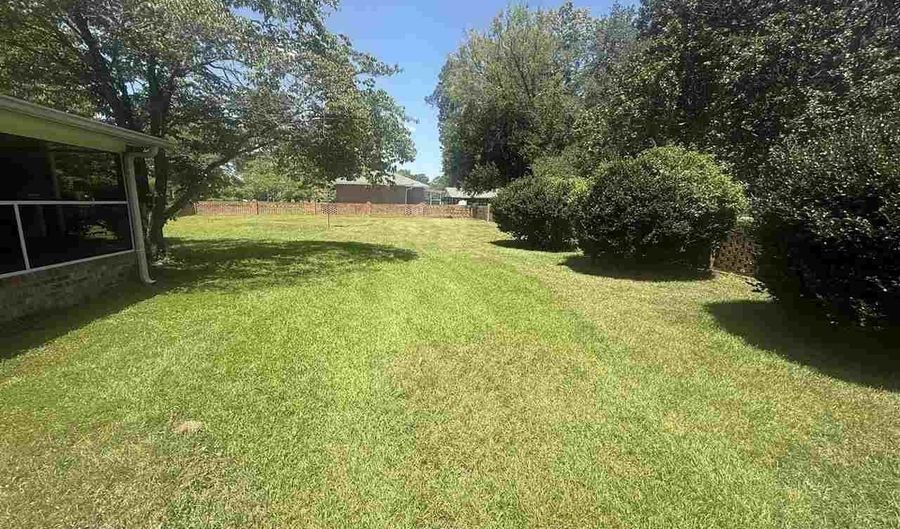 100 Lakeland Dr, Bennettsville, SC 29512 - 3 Beds, 2 Bath