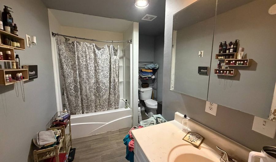 465 N Walnut St, Ainsworth, NE 69210 - 3 Beds, 1 Bath