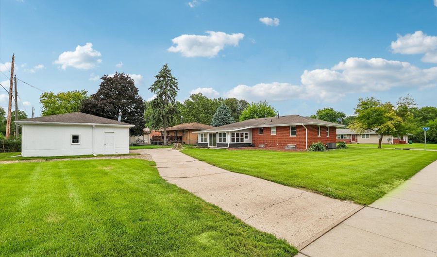 621 SE 4th St, Ankeny, IA 50021 - 4 Beds, 2 Bath
