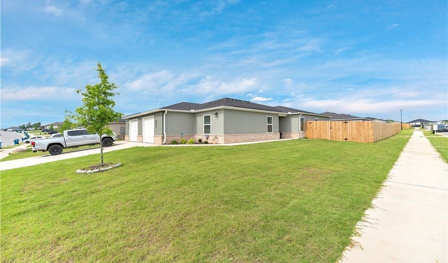 6615 NW Gregory St, Bentonville, AR 72713 - 3 Beds, 2 Bath