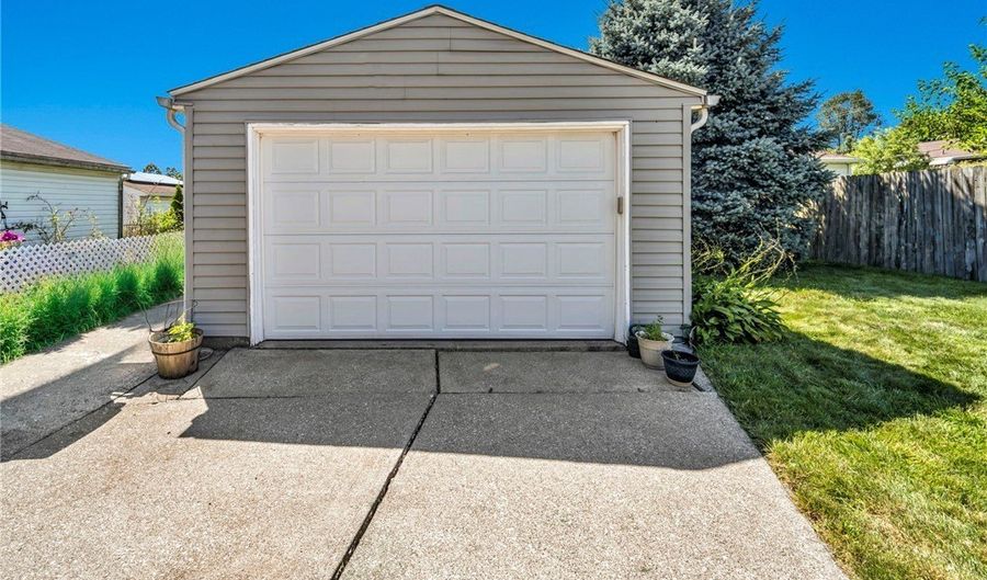 584 Stanley Rd, Akron, OH 44312 - 3 Beds, 2 Bath