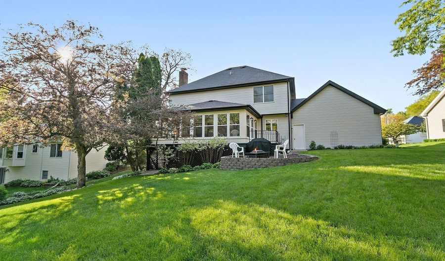 1045 Helen Dr, Algonquin, IL 60102 - 4 Beds, 3 Bath