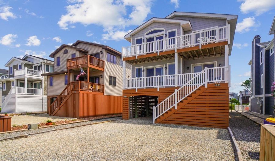 214 2ND St, Bethany Beach, DE 19930 - 6 Beds, 5 Bath