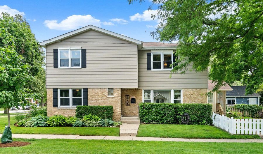 15 E Fairview St, Arlington Heights, IL 60005 - 4 Beds, 3 Bath
