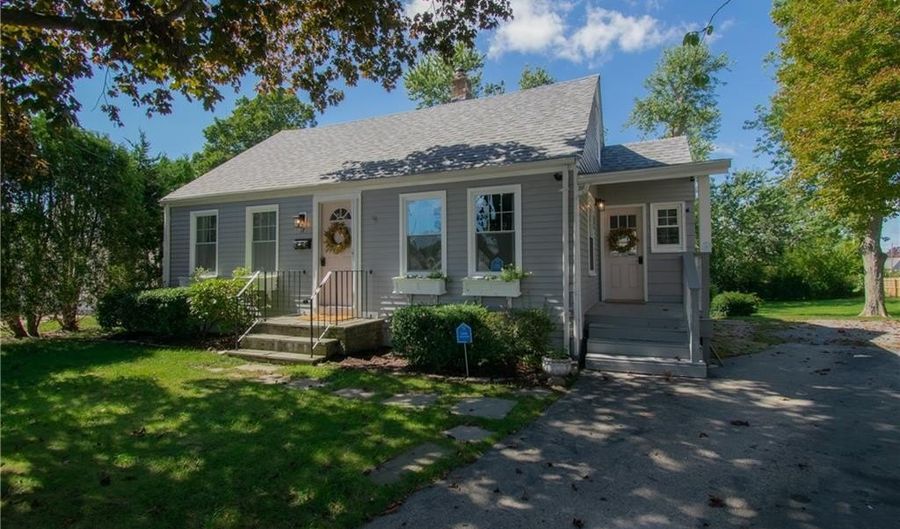 17 Rosedale Ct, Middletown, RI 02842 - 3 Beds, 2 Bath