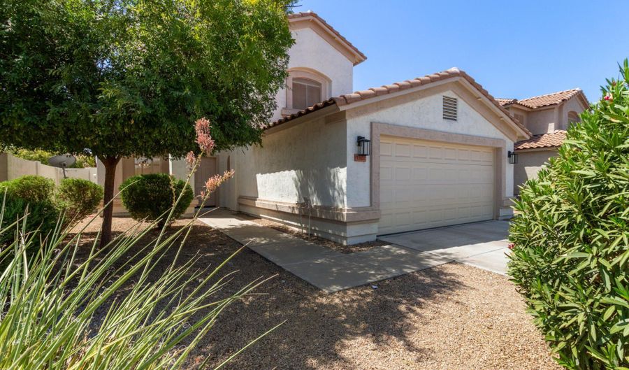 1327 W KINGBIRD Dr, Chandler, AZ 85286 - 4 Beds, 3 Bath