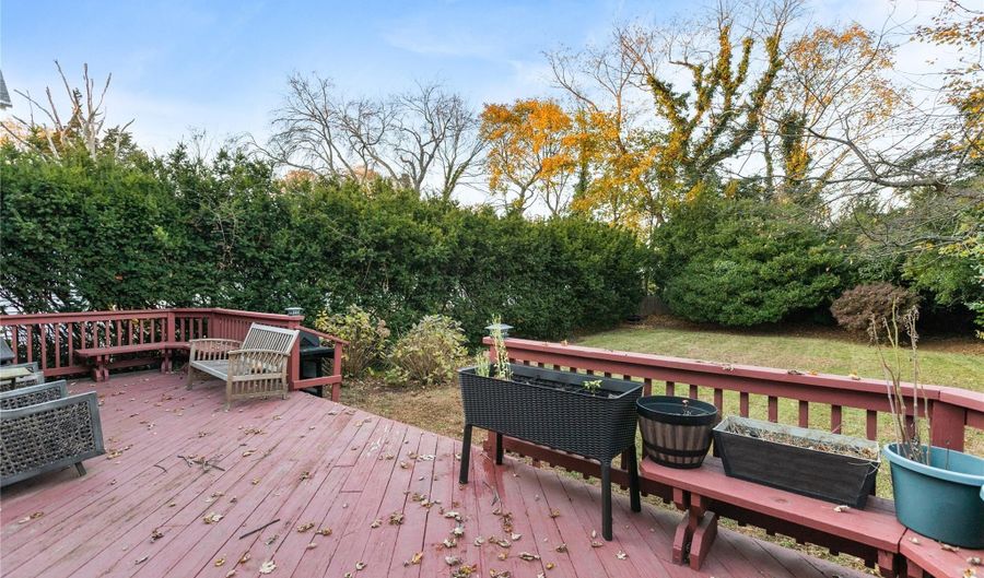 55 Robbins Ave, Amityville, NY 11701 - 2 Beds, 3 Bath