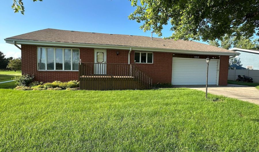 1215 NE 24th Ave, Aberdeen, SD 57401 - 4 Beds, 2 Bath