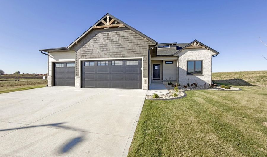 405 N Sunshine Ave, Brandon, SD 57005 - 5 Beds, 3 Bath