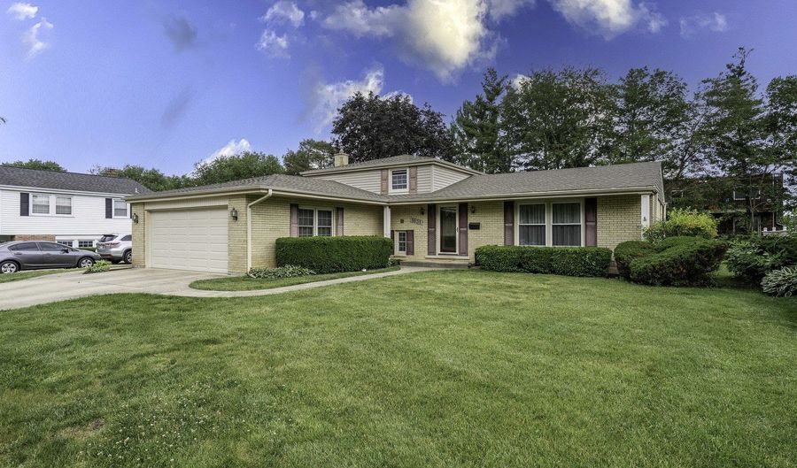 1631 S Surrey Ridge Dr, Arlington Heights, IL 60005 - 3 Beds, 2 Bath