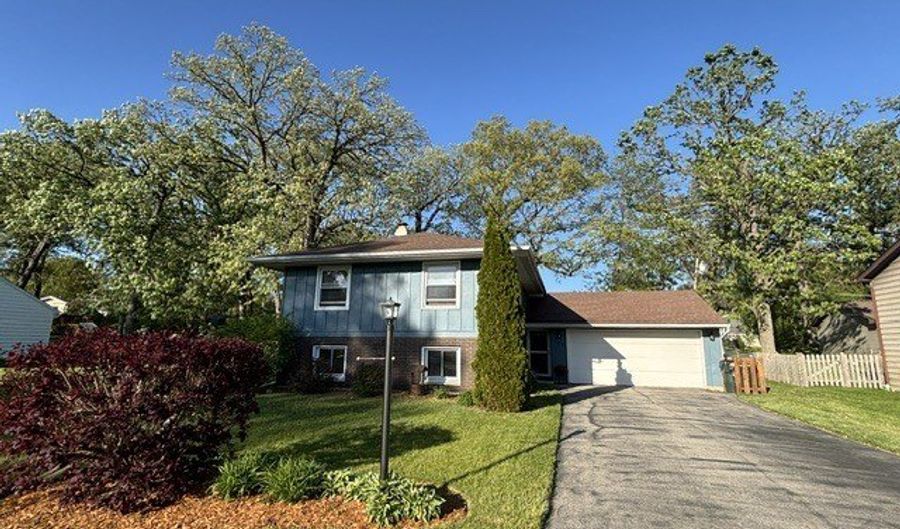203 CEDARWOOD Ln, Antioch, IL 60002 - 4 Beds, 2 Bath