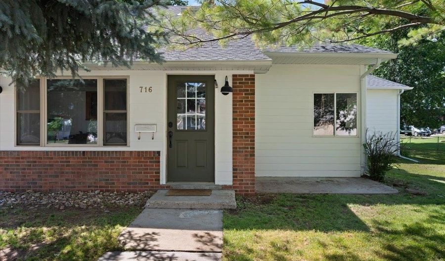 716 8th Ave, Belle Fourche, SD 57717 - 3 Beds, 2 Bath