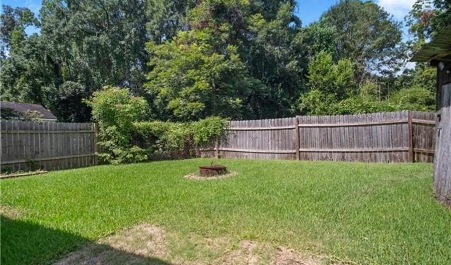 1706 BRYN MAWR St, Alexandria, LA 71301 - 2 Beds, 2 Bath