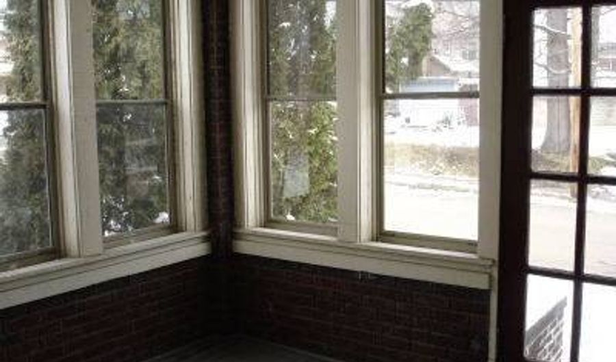 170 W Columbia St, Alliance, OH 44601 - 2 Beds, 1 Bath