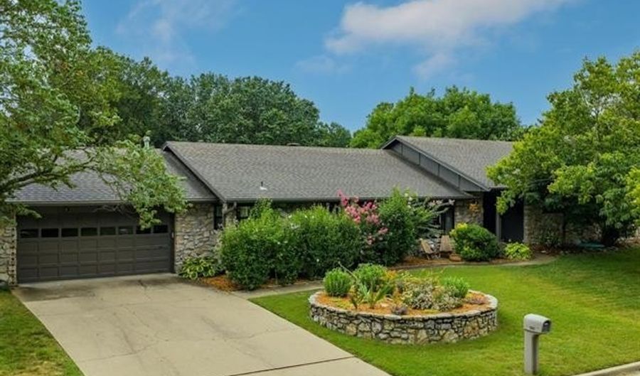 2930 W Cambridge Ct, Bartlesville, OK 74006 - 4 Beds, 3 Bath