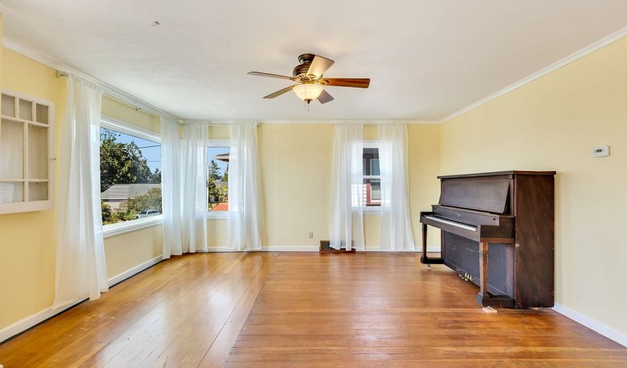1227 ALAMEDA Ave, Astoria, OR 97103 - 3 Beds, 1 Bath