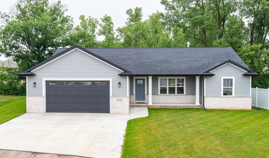 2240 E HONEYGOLD Ct, Appleton, WI 54913 - 3 Beds, 2 Bath
