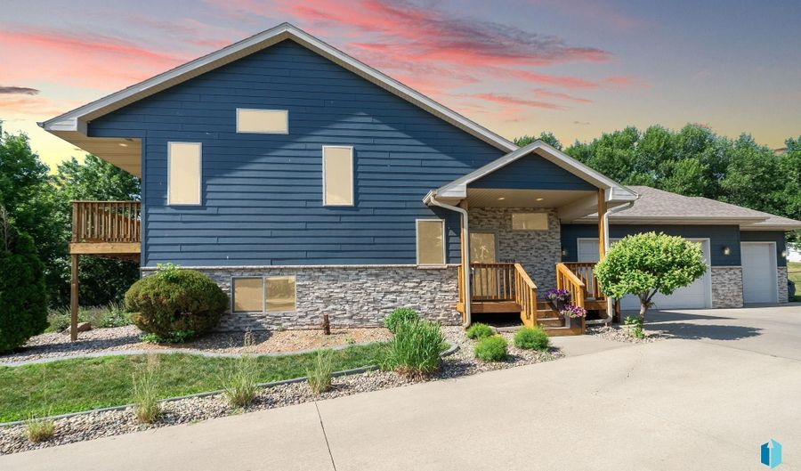 212 N Fairway Dr, Brandon, SD 57005 - 4 Beds, 3 Bath