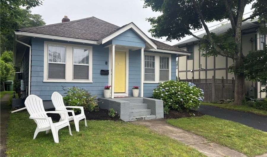 9 Rockland St, Narragansett, RI 02882 - 3 Beds, 1 Bath